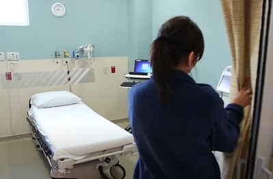 Палата частного вытрезвителя Медсестра на фоне палаты частной клиники
